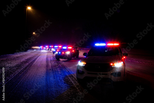 Foto Police patrol vehicle at nighttime winter checkstop with flashing emergency ligh