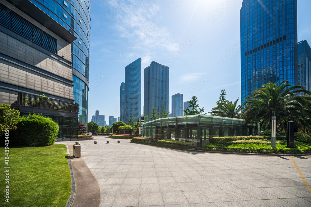 Fototapeta premium Modern Urban Landscape: A Serene Oasis Among Skyscrapers in Bright Sunshine
