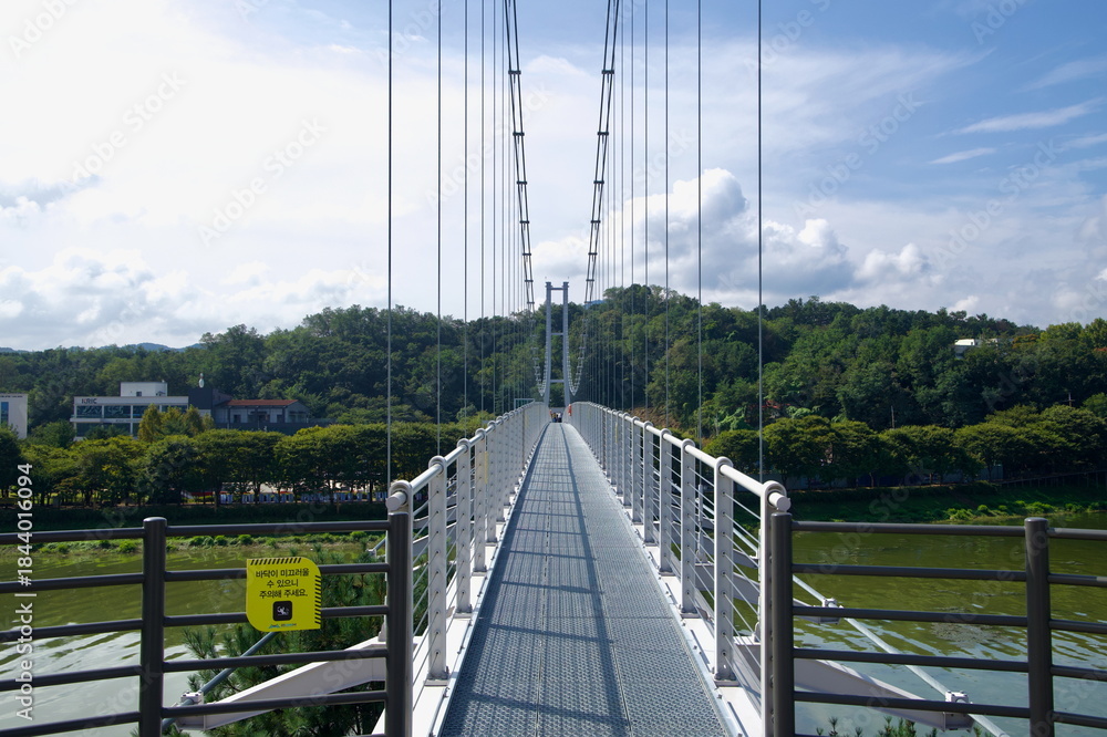 Obraz premium Crossing Sairo 248 Suspension Bridge
