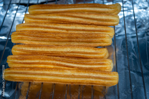 Churros crujientes recién hechos, Fresh crispy churros, Frisch gebackene knusprige Churros, 揚げたてのサクサクチュロス, Churros croustillants fraîchement préparés, Churros crocantes recém-feitos, 新鲜酥脆的油条