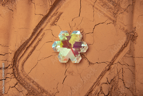 The patterns formed by clay, sand, and soil are embellished with glass droplet props. The layout is simple, with Middle Eastern style and American Western style, relatively simple. The design includes