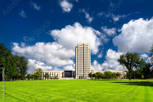 Foto North Dakota State Capitol building stands on green lawn in Bismarck, USA