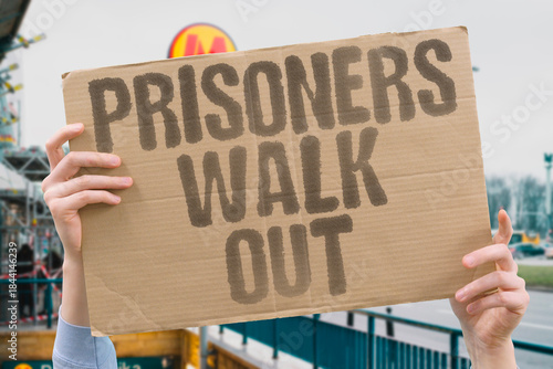 Fotografie "Prisoners Walk Out" Detention releases shift negotiations and public expectations