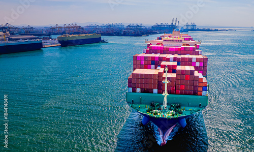 Fotografie container ship, fully loaded with goods, sails out to sea, delivering products t