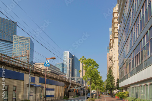 Photography 高架の鉄道と近代的なオフィスビルが並ぶ街路