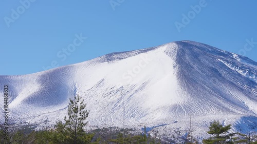 雪が積もった浅間山の風景動画