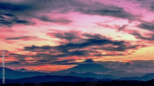 夕暮れの残照に照らされた雲の流れと富士山の景色（タイムラプス）