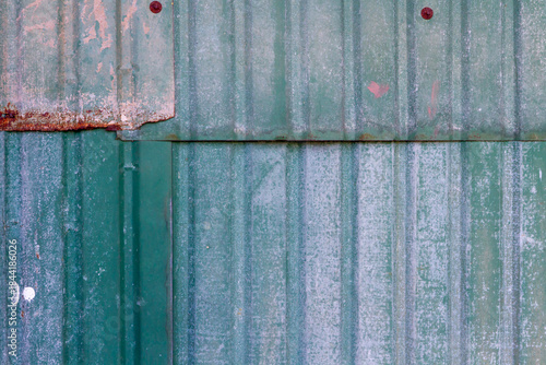 Tableau sur toile Weathered green corrugated metal wall texture background with rusted screws and vintage industrial surface