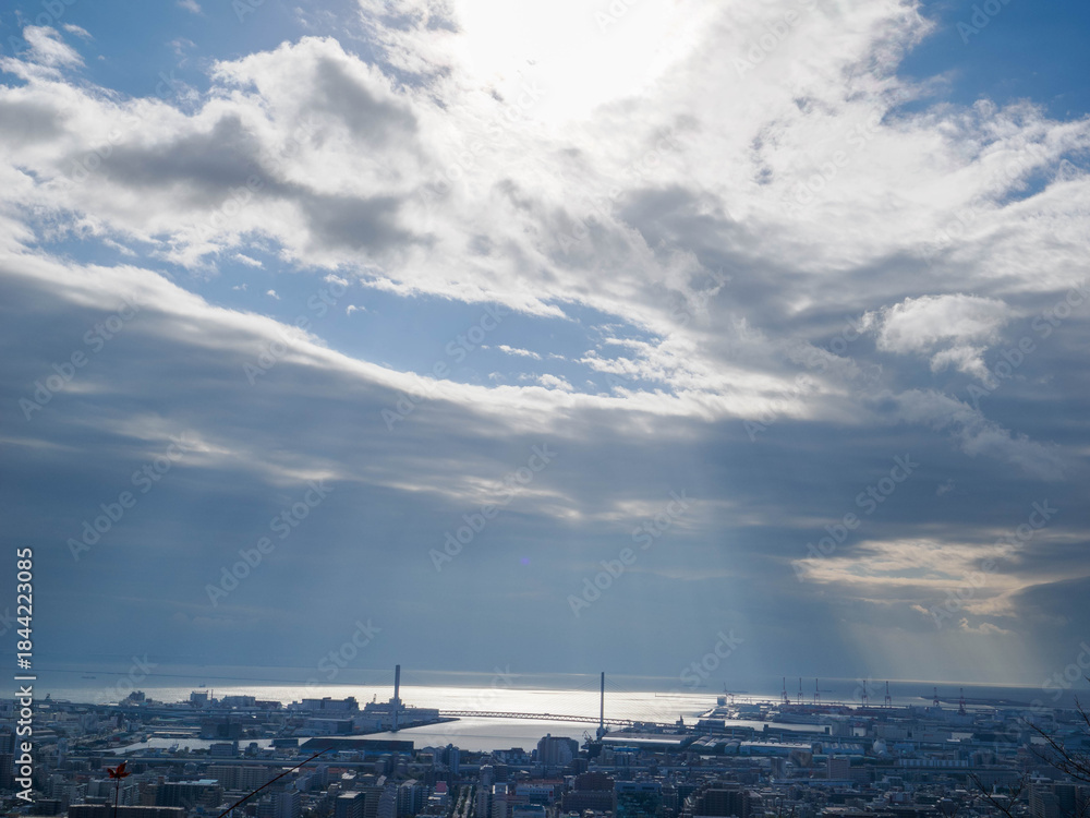 Obraz premium 六甲山系の金鳥山の登山道から神戸市街地の眺め