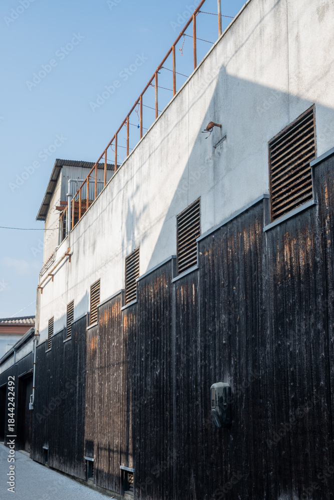 Obraz premium 日本の岡山県倉敷市の白壁の美しいレトロな町並み