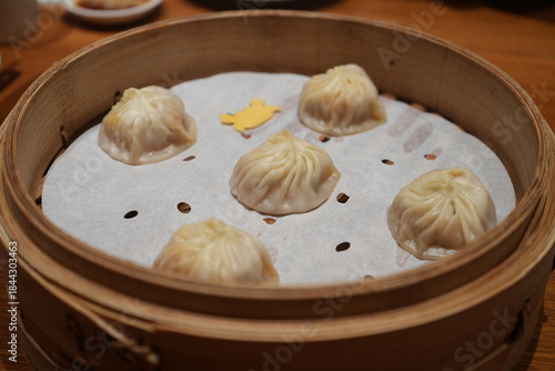 Chinese Food, Dim Sum, Xiao Long Bao in Bamboo Steamer - 中華料理 飲茶 竹の蒸し器に入った小籠包	