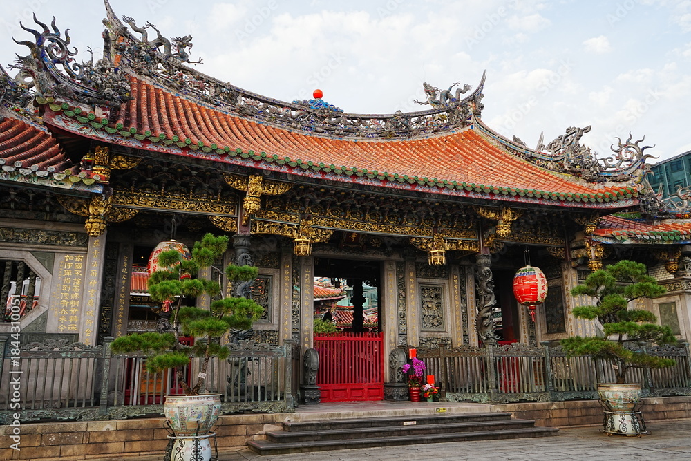 Fototapeta premium Lungshan or Longshan Temple in Taipei, Taiwan - 台湾 台北 龍山寺
