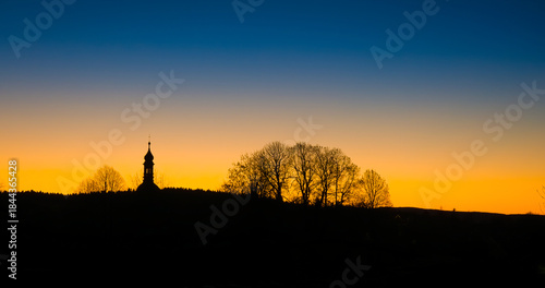 Waldviertelsilhouette Ottenschlag mit Kirchturm im Abendrot