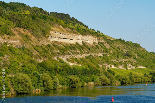 Blick auf den Mainprallhang und die Weinberge am Benediktusberg mit dem Naturschutzgebiet Tiertalberg bei Retzbach, Landkreis Main-Spessart, Unterfranken, Bayern, Deutschland