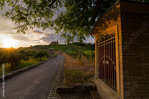 Sonnenuntergang über der Kirche Maria im Weingarten und den Weinbergen bei Volkach, Unterfanken, Bayern, Deutschland