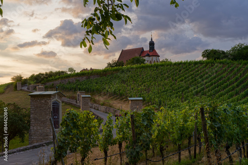 Sonnenuntergang über der Kirche Maria im Weingarten und den Weinbergen bei Volkach, Unterfanken, Bayern, Deutschland