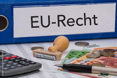 Aktenordner (blau) mit Beschriftung EU-Recht