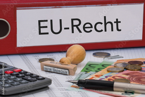 Aktenordner (rot) mit Beschriftung EU-Recht