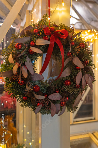 Türkranz aus Tannenzweigen zur Weihnachtszeit