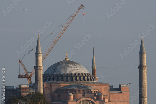 Schilderij op canvas Construction Crane Towering Over Historic Hagia Sophia Mosque in Istanbul