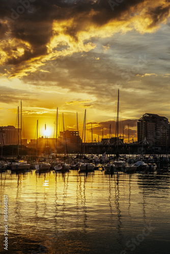 【函館】函館港に昇る朝日とヨットの静寂