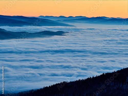 Fototapeta Naklejka Na Ścianę i Meble -  Beskidy, Schronisko Szyndzielnia.
Wchód słońca / świt na Szyndzielni. Inwersja, mgły, 