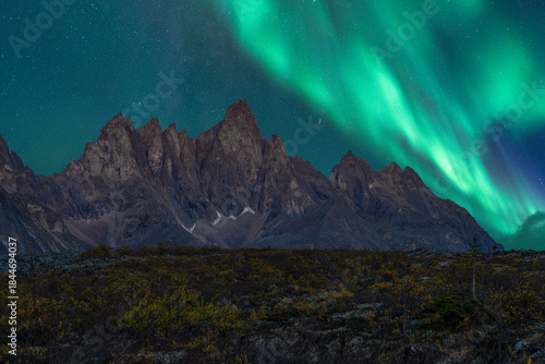 Cuadro en lienzo Northern Lights over Mount Tombstone