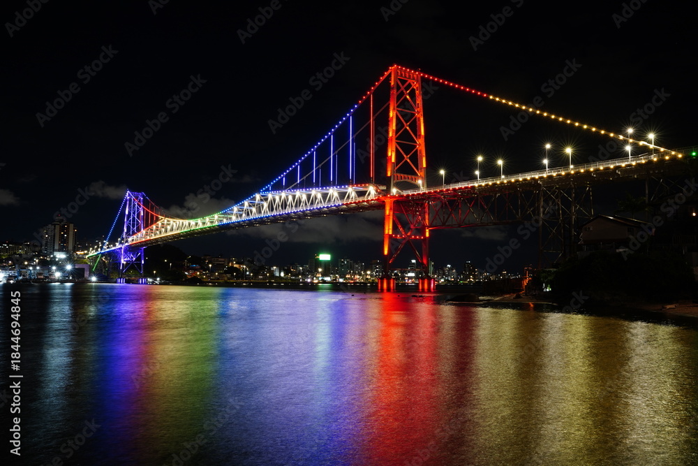 Fototapeta premium Ponte Hercílio Luz Iluminada Noite Florianópolis SC