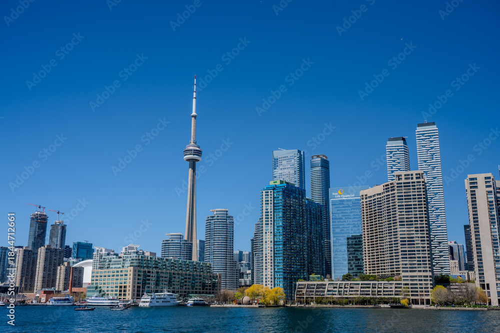Obraz premium Modern waterfront skyline with CN Tower in downtown Toronto