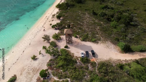 Bahía de las Águilas es una playa virgen en la República Dominicana, reconocida por sus aguas cristalinas, arena blanca y paisajes impresionantes, considerada por muchos como un paraíso natural.