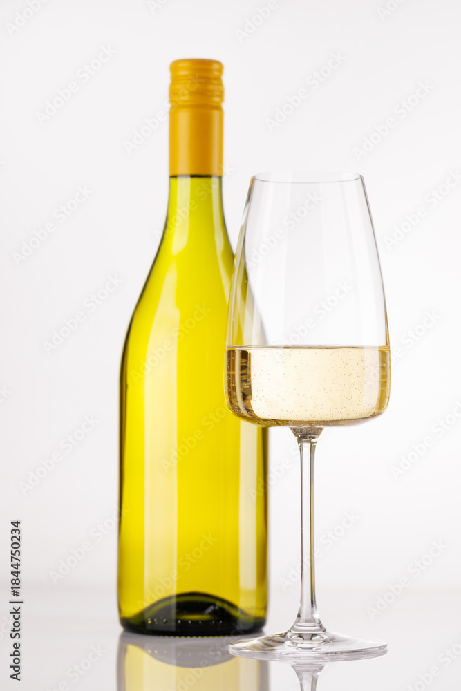 Obraz premium White wine bottle and glass on white background