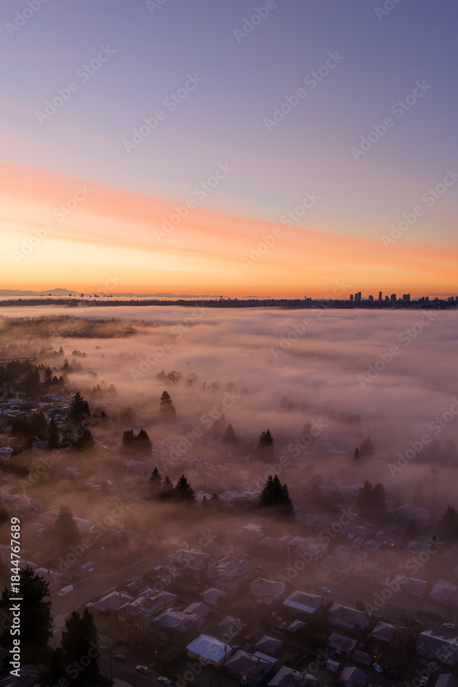 Φωτογραφία Sunrise Over Foggy Suburban Cityscape in Burnaby, British Columbia, at Dawn