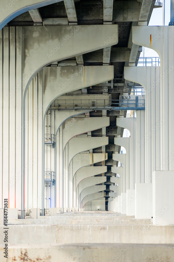 Naklejka premium Vertical photo under a bridge