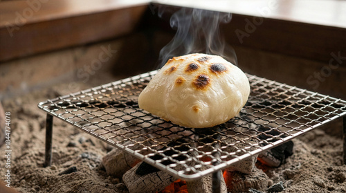 囲炉裏で香ばしく焼かれる熱々のお餅と湯気