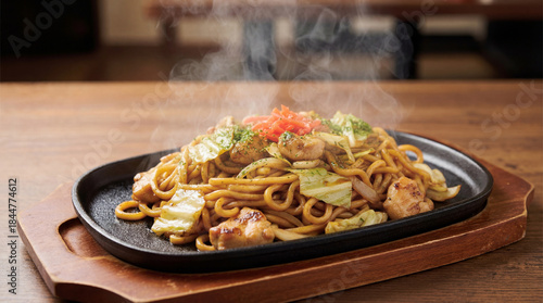 湯気が立ち上る熱々の鉄板、蒜山焼きそば、岡山のご当地グルメ