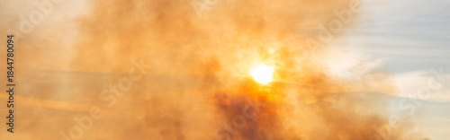 Fotografía The sky is smoke-filled from spring fires of dead wood and fields, backlit by the sun, and there is a danger of forest fires near the city