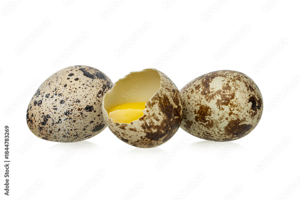 Obraz premium Quail eggs isolated on white background