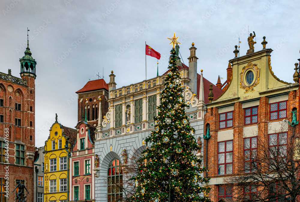 Obraz premium Colourful facades of ancient houses in the Old Town of Gdansk and a Christmas tree