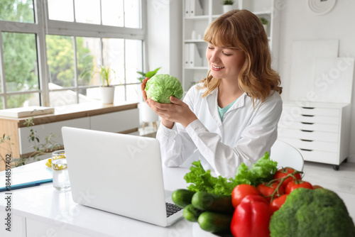 Female nutritionist with ca...
