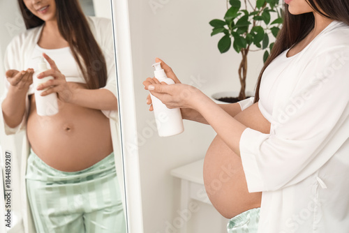 Young pregnant woman with b...