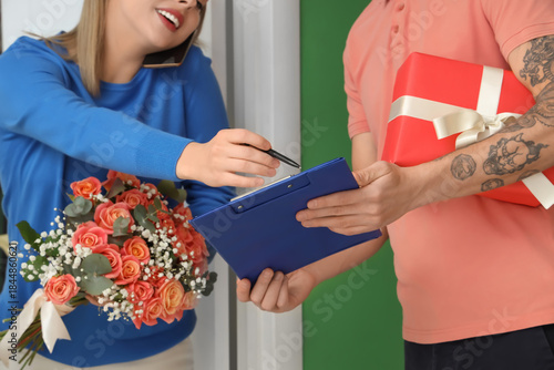 Young woman receiving bouqu...
