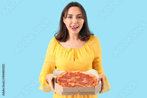 Hungry young woman with tas...