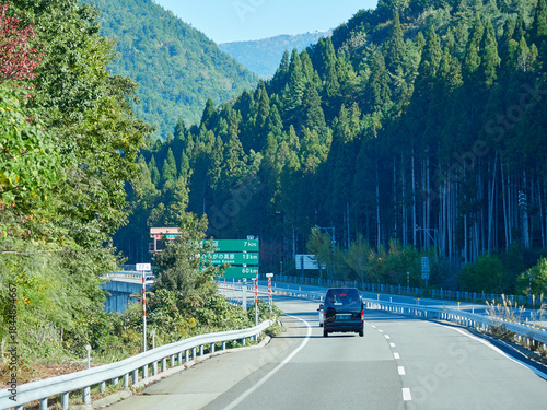 秋の岐阜県内山間部の高速道路の風景