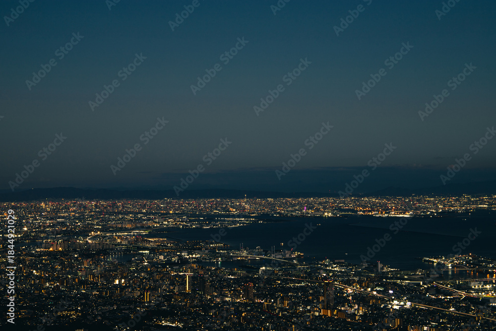 Fototapeta premium 摩耶山から見下ろす神戸市街と大阪方面の夜景