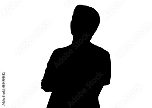 腕組みをする男性のシルエット