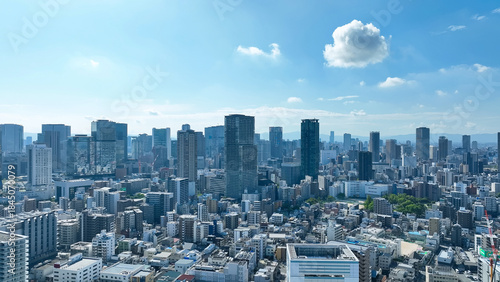 現代都市と青空のドローン空撮