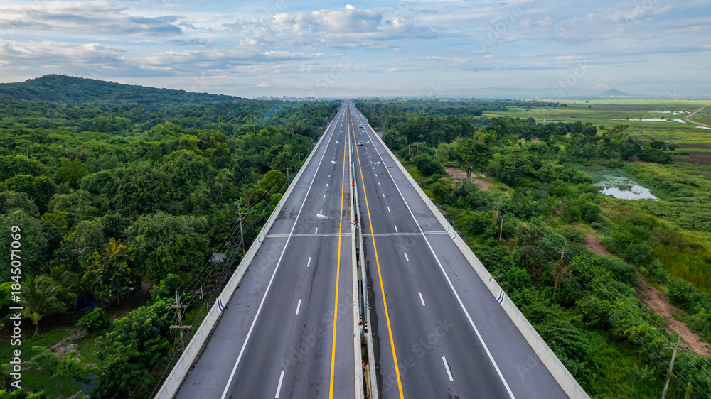 Obraz premium Expressways, motorways, highways, elevated roads, routes passing through mountains and bodies of water or dams offer beautiful scenery.