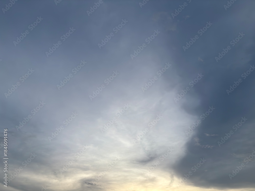 Fototapeta premium Soft cloudy sky during sunrise with gentle natural light and smooth cloud textures. Calm atmospheric background ideal for nature, weather, minimal design, and peaceful concepts.