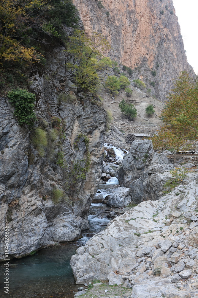 Obraz premium Waterfall rocky landscape. golden autumn.
