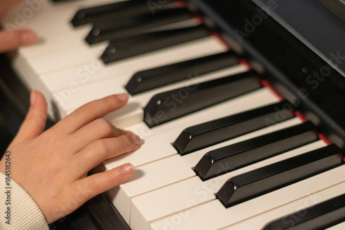 playing piano- kind lernt Klavier spielen 